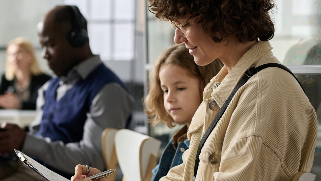 Assistance éducative en milieu ouvert : Une mère et sa fille assistent à une consultation