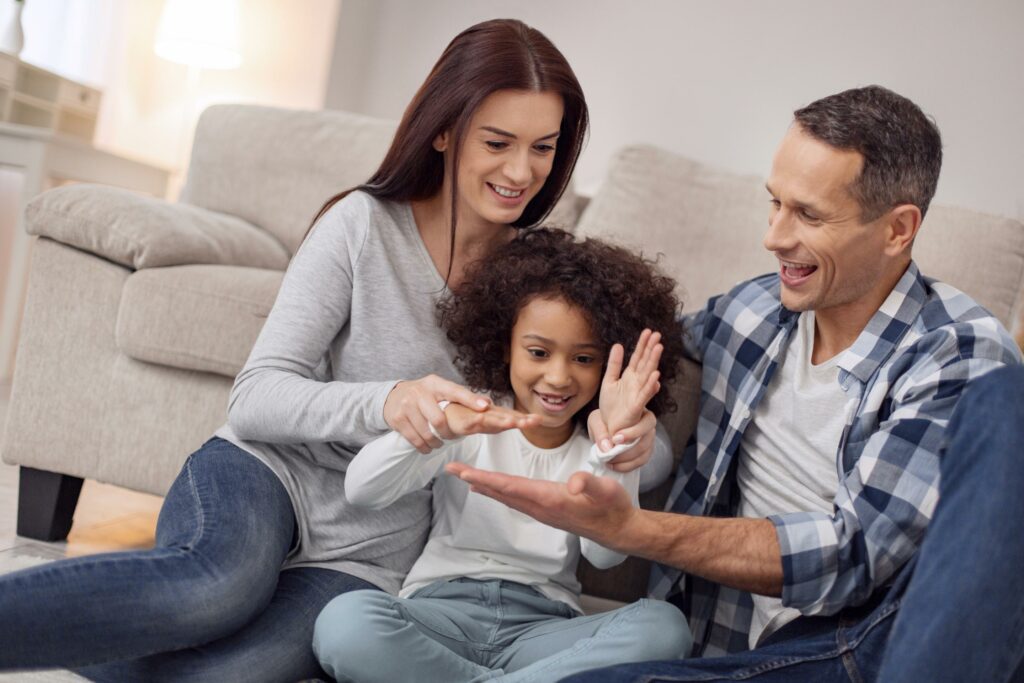 Famille illustrant une adoption par le conjoint et les liens familiaux créés