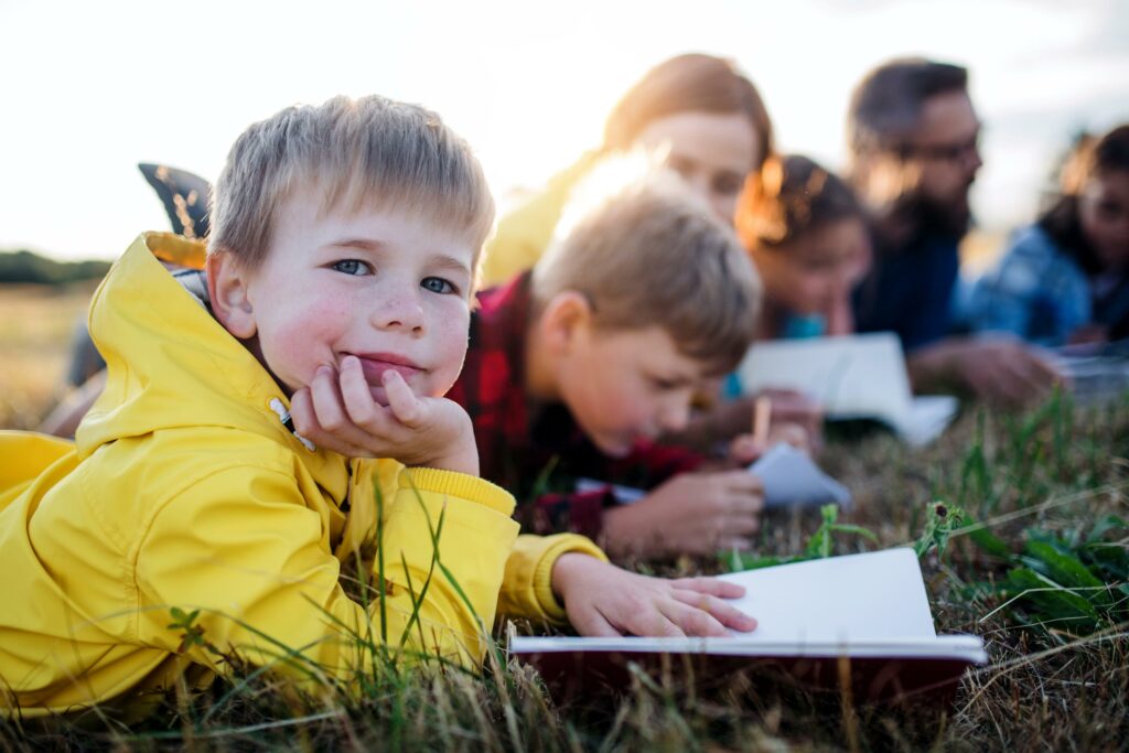 Parent et enfant illustrant une procédure de changement de nom de famille