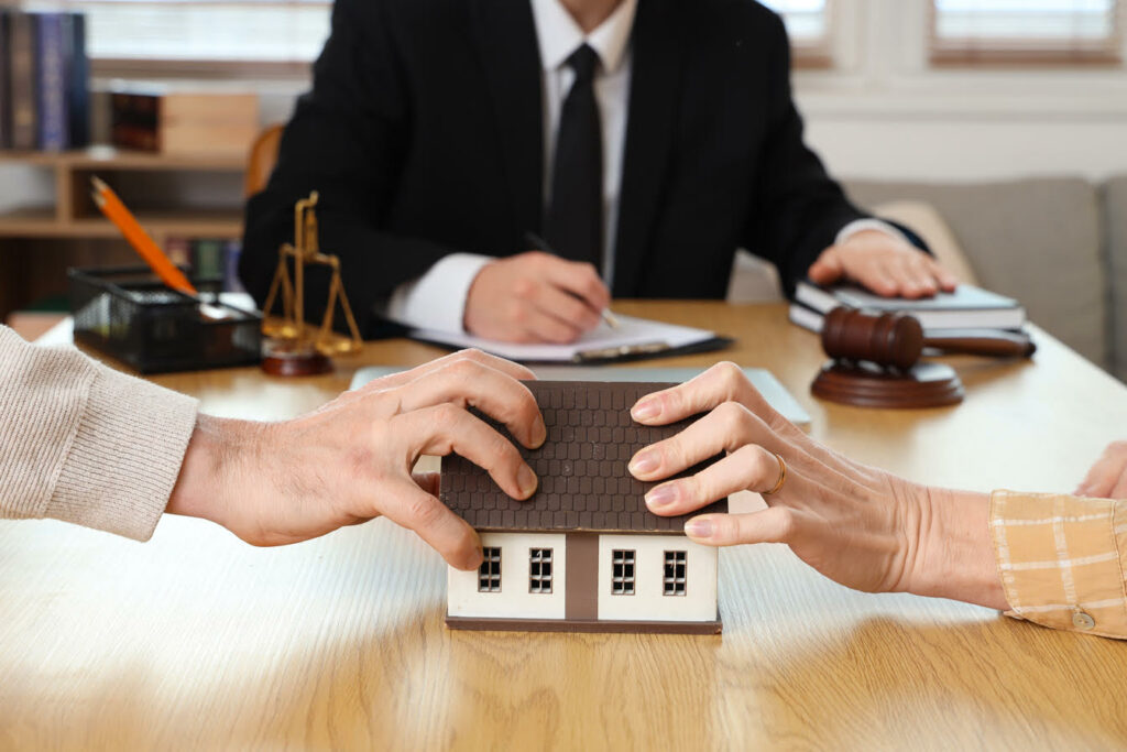 Couple organisant la vente de la maison en cas de divorce avec des documents immobiliers