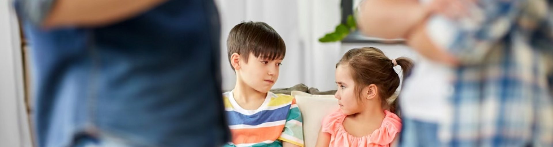 Divorce à l’amiable avec enfants : parents en discussion et enfants concernés