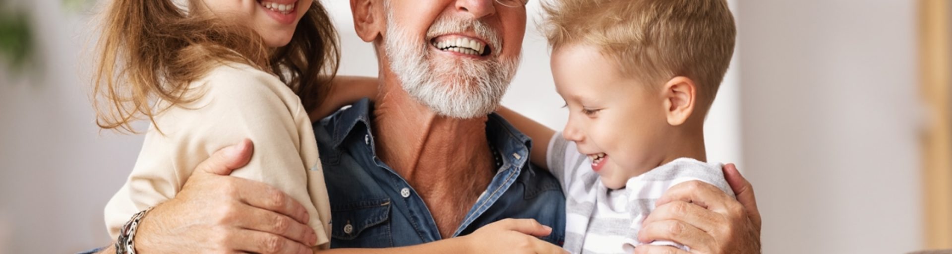 Lien affectif entre un grand-père et ses petits-enfants – illustration des droits des grands-parents