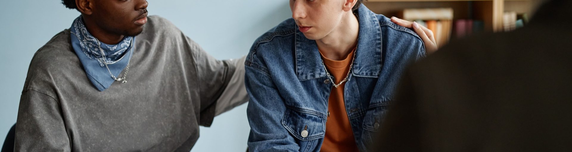 Personne accompagnée après une plainte sans suite, illustrant le soutien face à une décision de classement