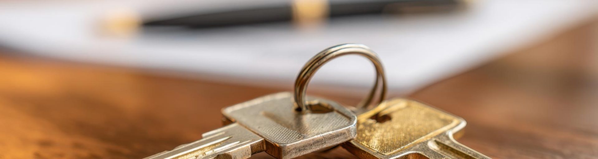 Deux clés posées sur une table, symbolisant la fin d’un bail ou une procédure d’expulsion.