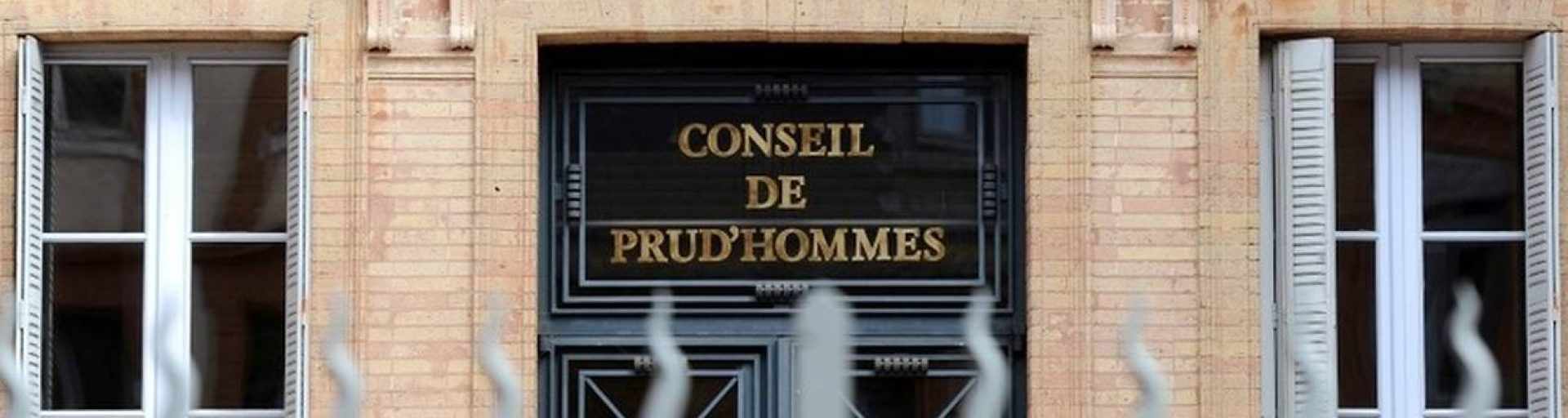 Façade du conseil de prud’hommes, représentant une institution saisie en cas de litige entre employeur et salarié.