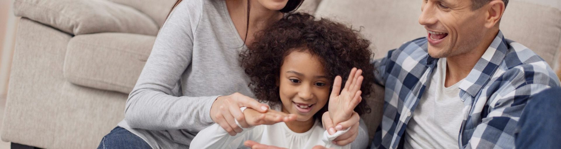 Famille illustrant une adoption par le conjoint et les liens familiaux créés