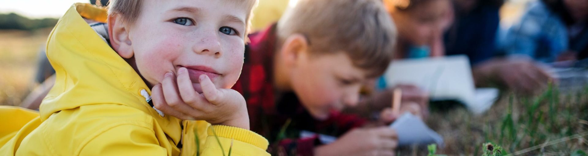 Parent et enfant illustrant une procédure de changement de nom de famille