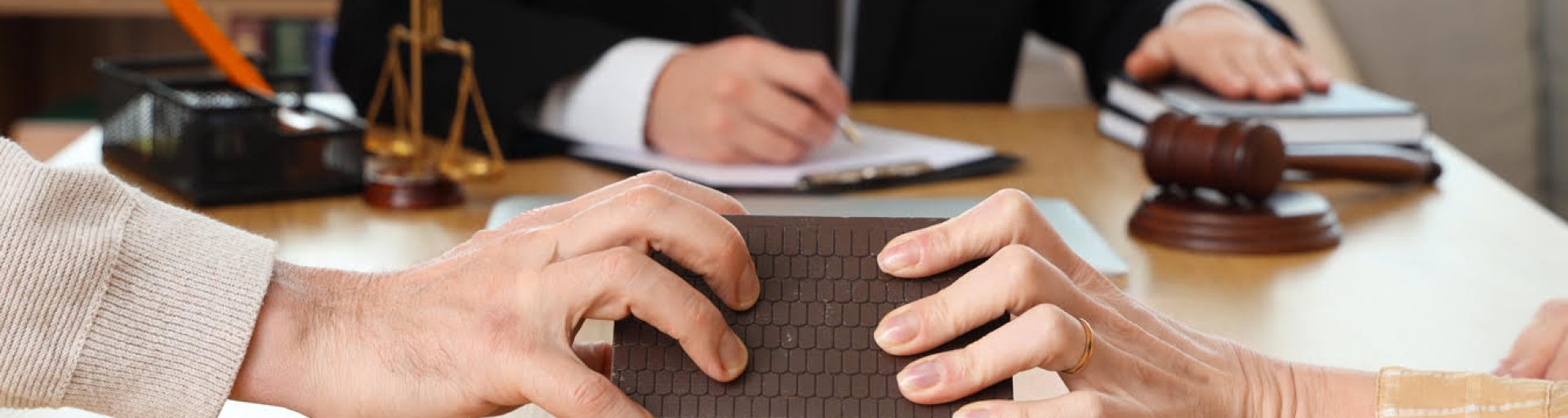 Couple organisant la vente de la maison en cas de divorce avec des documents immobiliers